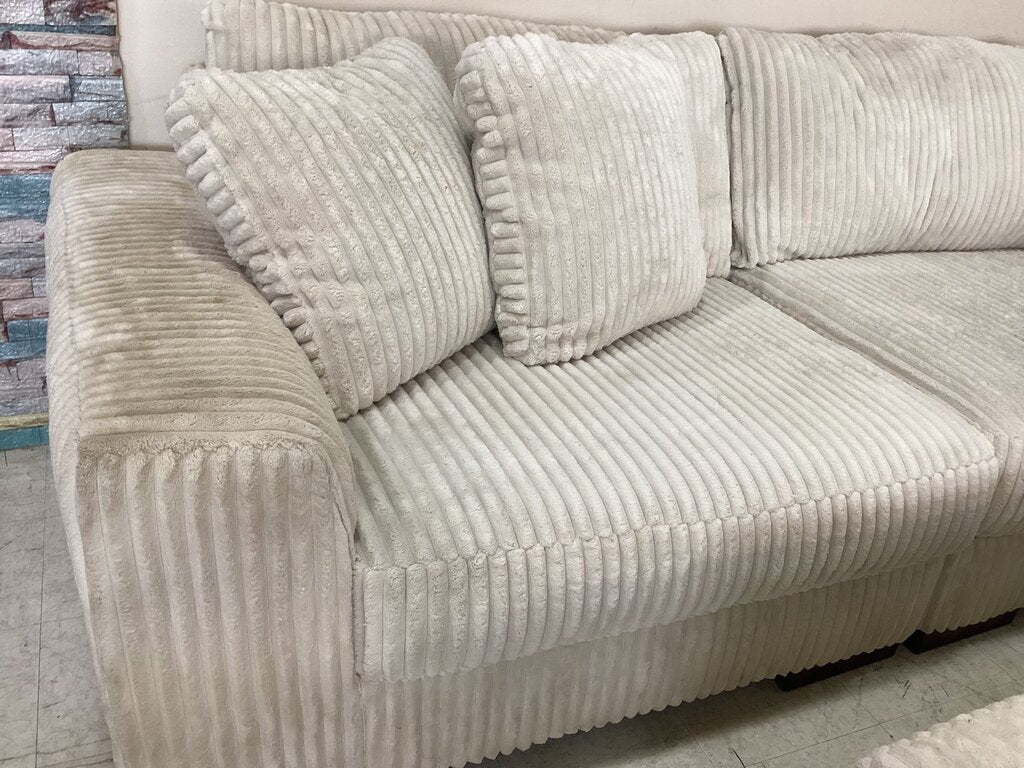 86424 Ashley Lindyn Sectional w/Ottoman (133x133x38 - 51x51x18)