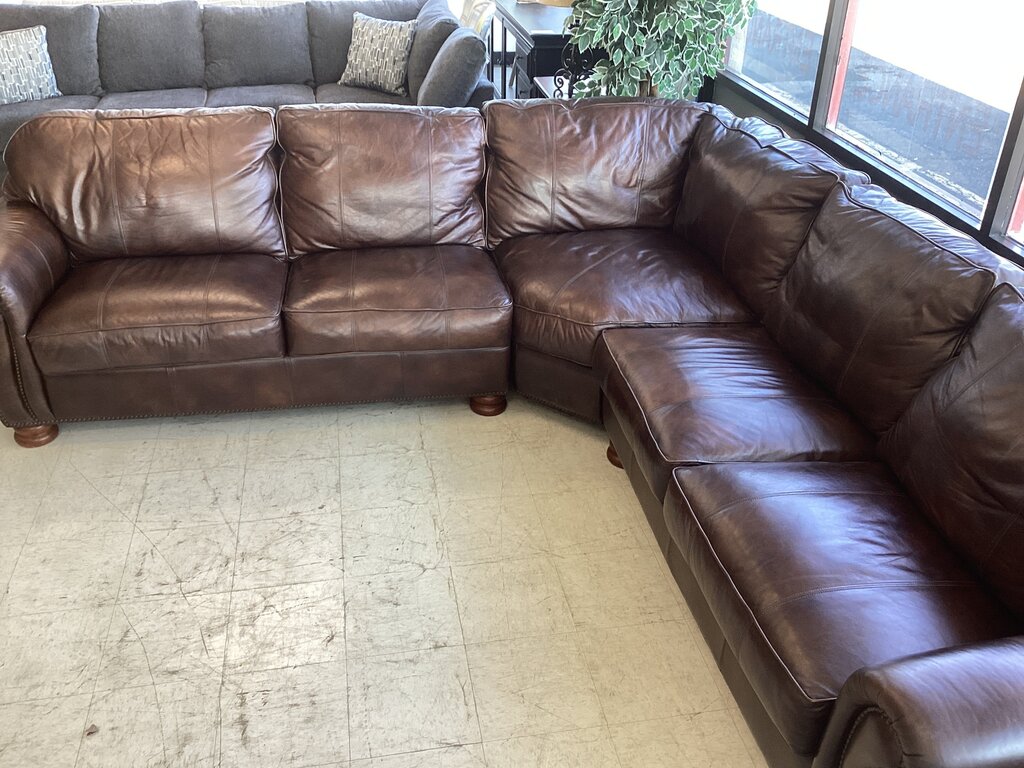 86486 - Thomasville Benjamin 3pc Leather Sectional 120x120x36