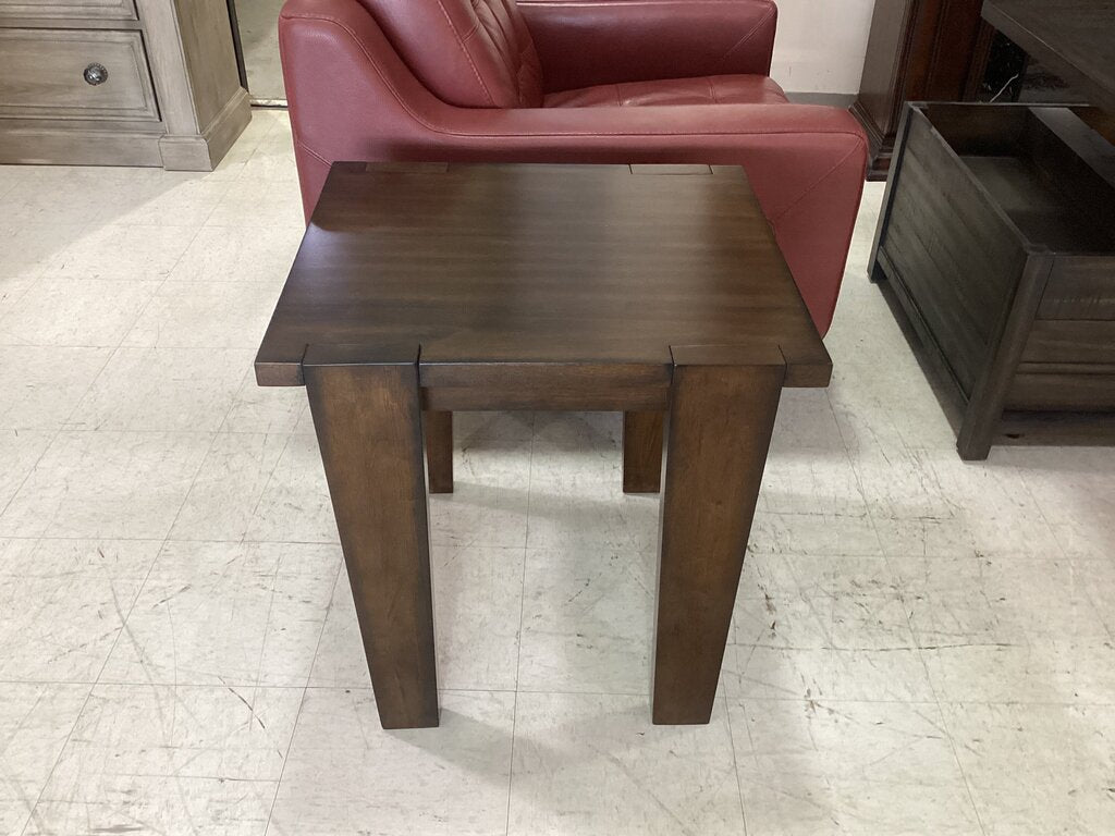 86505 Steve Silver Vince End Table 22x24x24