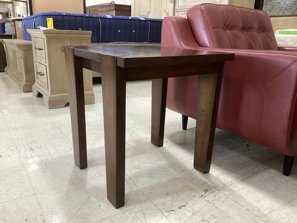 86505 Steve Silver Vince End Table 22x24x24