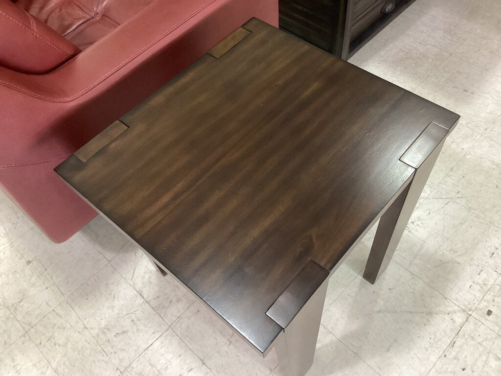 86505 Steve Silver Vince End Table 22x24x24