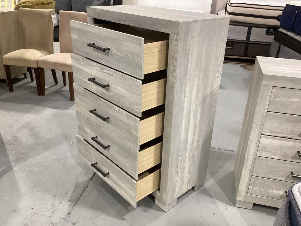 Foundry NEW Chest 32x17x47
