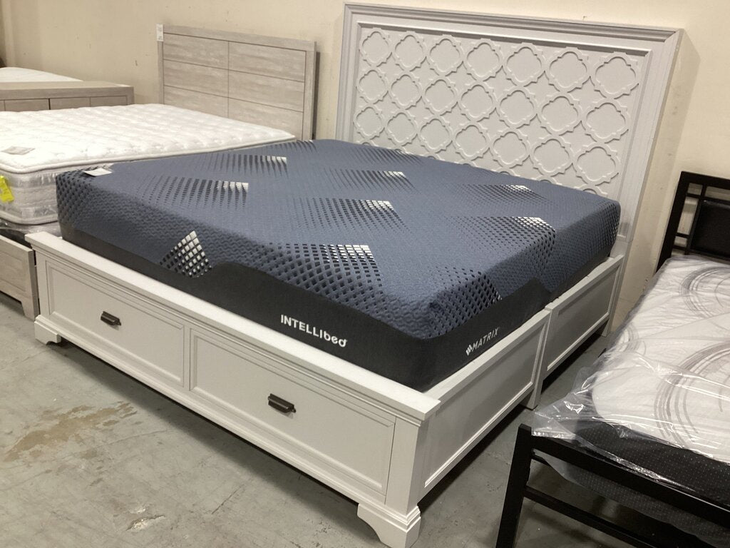 86611 - White King Bed Frame 82x88x64