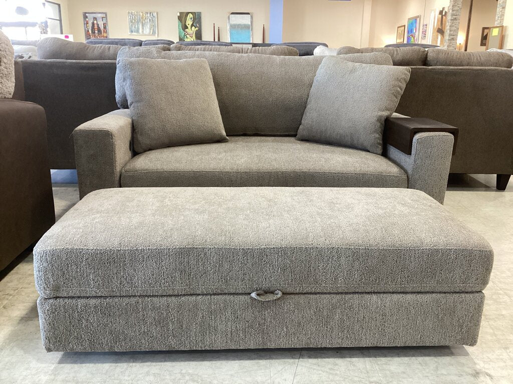 86696 - Thomasville Oversized Chair w/Ottoman 64x42x35