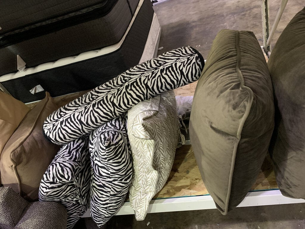 Assorted Throw Pillows / Accent Pillows